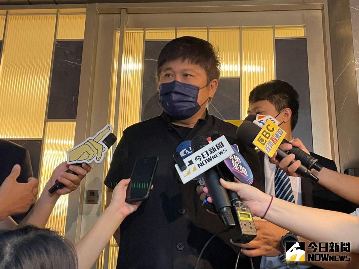 ▲胡瓜現身余苑綺靈堂。（圖／記者葉政勳攝）