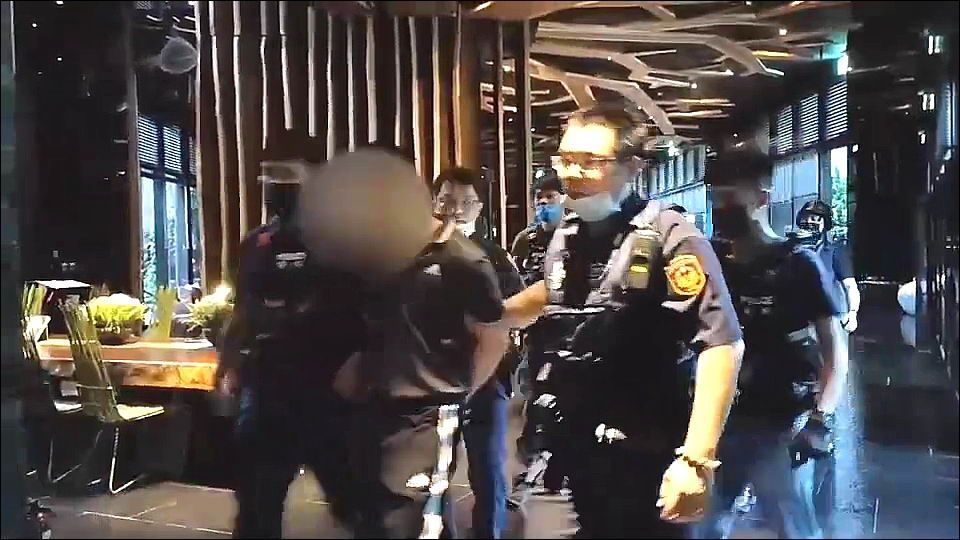 ▲新北市淡水區中正路二段一棟大樓地下室，今（25）日下午傳出槍響，警方趕到將開槍男子逮回，後續釐清案情中。（圖／翻攝畫面）