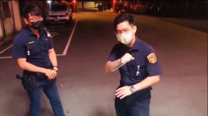 員警示範如何用手電筒,抵禦手持刀刃的兇嫌。(圖/翻攝自影片畫面) ▲員警示範如何用手電筒,抵禦手持刀刃的兇嫌。(圖/翻攝自影片畫面)