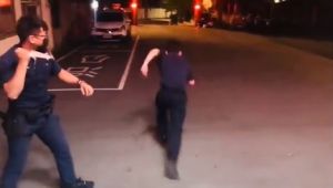 員警示範如何用手電筒,抵禦手持刀刃的兇嫌。(圖/翻攝自影片畫面) ▲員警示範如何用手電筒,抵禦手持刀刃的兇嫌。(圖/翻攝自影片畫面)