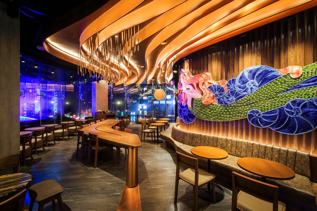 ▲星巴克不只賣咖啡，還有供應啤酒、調酒及紅白酒。即日起至11/1，於指定門市購買兩種口味罐裝或杯裝啤酒，可享「買一送一」優惠；盤點全台供酒門市並推薦最適合夜晚造訪的超Chill據點。（圖／台灣星巴克提供）