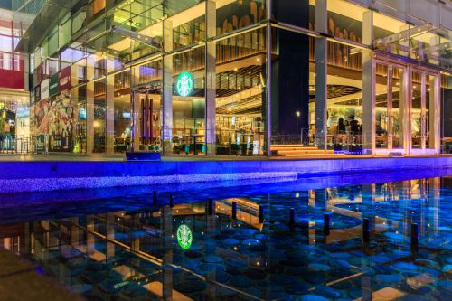 ▲星巴克「高雄夢時代門市」被粼粼波光包圍。（圖／星巴克starbucks.com.tw）