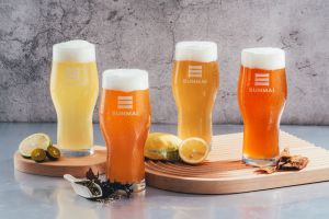 ▲金色三麥「SUNMAI BAR PARK2店」4款獨家啤酒，由左至右：酸民啤酒、滅火器啤酒、檸檬很派啤酒、冬瓜飆啤酒。（圖／金色三麥集團提供）