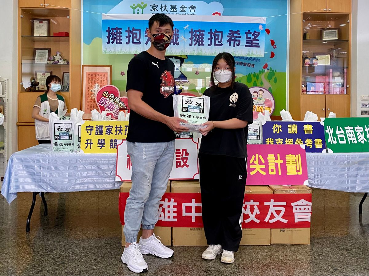 ▲胡凱翔贈書給家扶孩子。官方提供