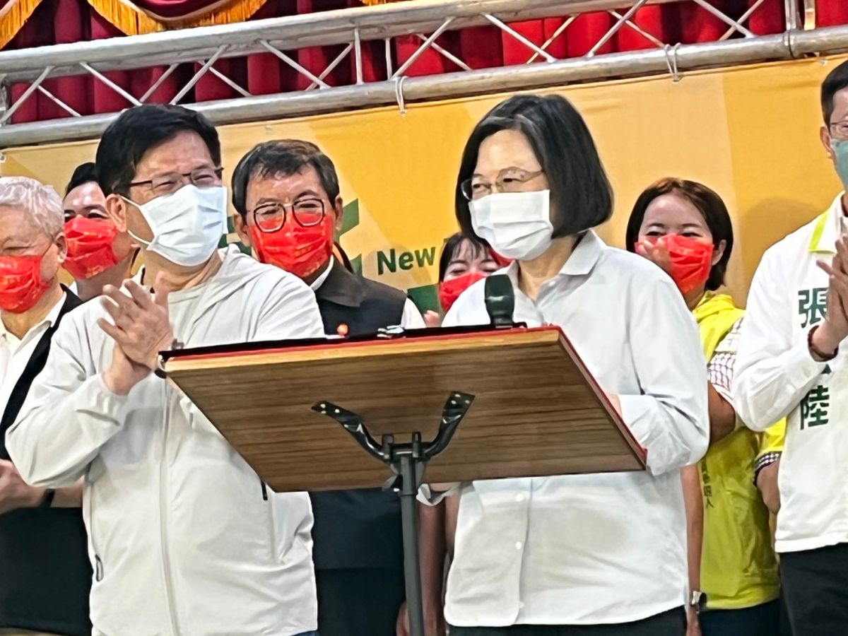 ▲總統蔡英文到新北市板橋潮和宮參拜，致詞表示因疫情遲至現在才來謝票，感謝鄉親支持也請大家支持有經驗、有魄力、會規畫有政策能力的林佳龍。（圖∕記者吳嘉億攝，2022.8.25）