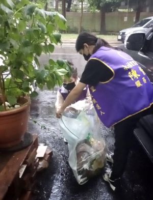 陳紫渝與競選團隊正涉水清掃水溝蓋上的物體,以幫助排水疏通。(圖/Facebook:永福里陳紫渝) ▲陳紫渝與競選團隊正涉水清掃水溝蓋上的物體,以幫助排水疏通。(圖/Facebook:永福里陳紫渝)