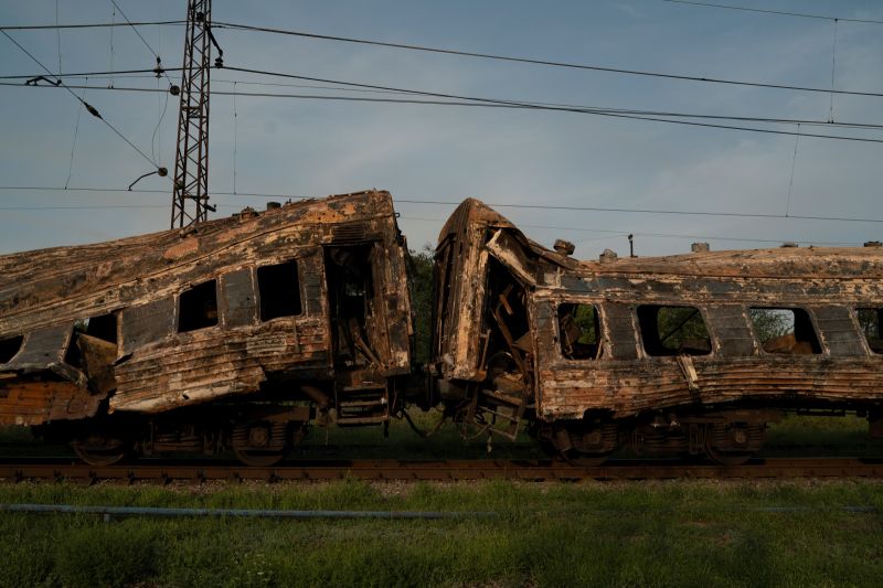 ▲俄羅斯火箭24日襲擊烏克蘭一座火車站，死亡人數增至25人。（圖／美聯社／達志影像）