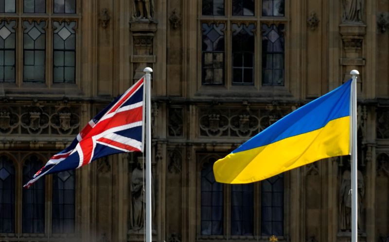 ▲英國與烏克蘭簽署合作協議，英國的公、私部門將提供資金、專家和設備，協助重建烏克蘭的機場、港口、陸路等陸海空交通運輸設施，並為烏方培訓空運及航空安全人才。英烏示意圖。（圖／美聯社／達志影像）