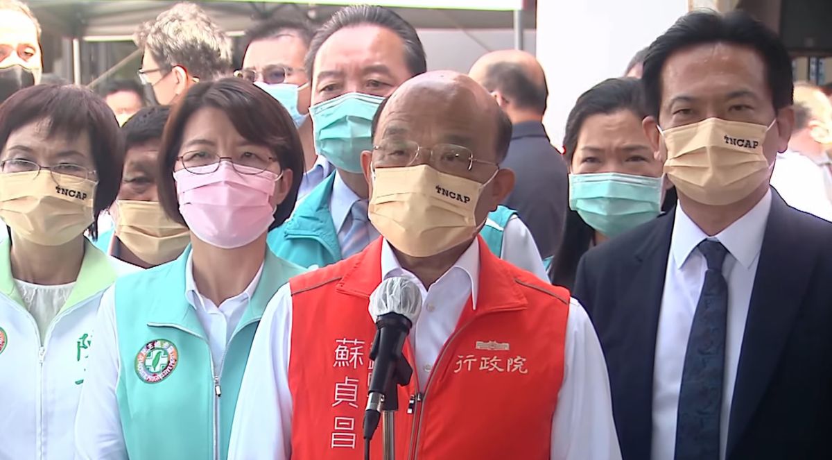 ▲行政院長蘇貞昌今由民進黨彰化縣立委黃秀芳、陳秀寶等人陪同，出席車輛研究測試中心的實驗室落成啟用典禮。（圖／行政院中部辦公室提供，2022.08.26）