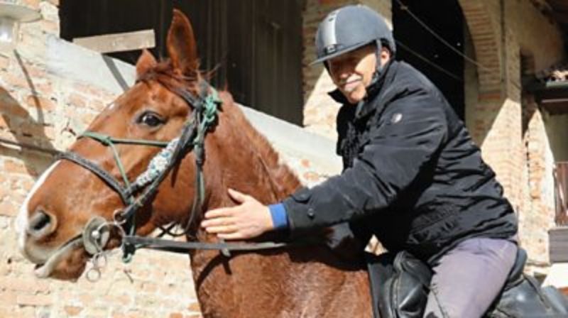 ▲義大利有位醫師阿伯，每週都會騎著愛馬跑上百公里，為當地鄉親看病。（圖／翻攝自BBC）