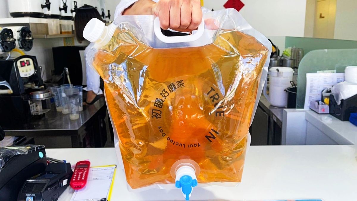 ▲初韻在今（10）日下午限量開賣四季春「10公升豪飲版」35元，因包裝神似「尿袋」未開賣先暴紅。（圖／業者提供）