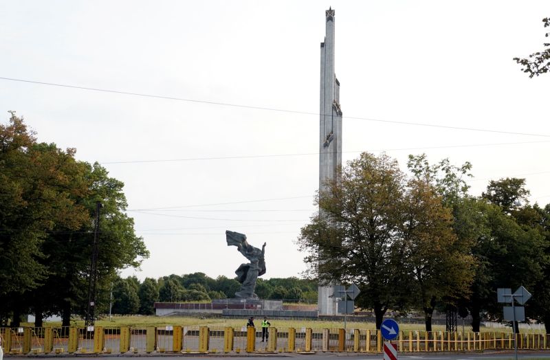 ▲拉脫維亞首都里加25日推倒一座頂端裝置蘇聯星星、原本用來紀念蘇聯紅軍戰勝納粹德國的混凝土方尖碑。（圖／美聯社／達志影像）