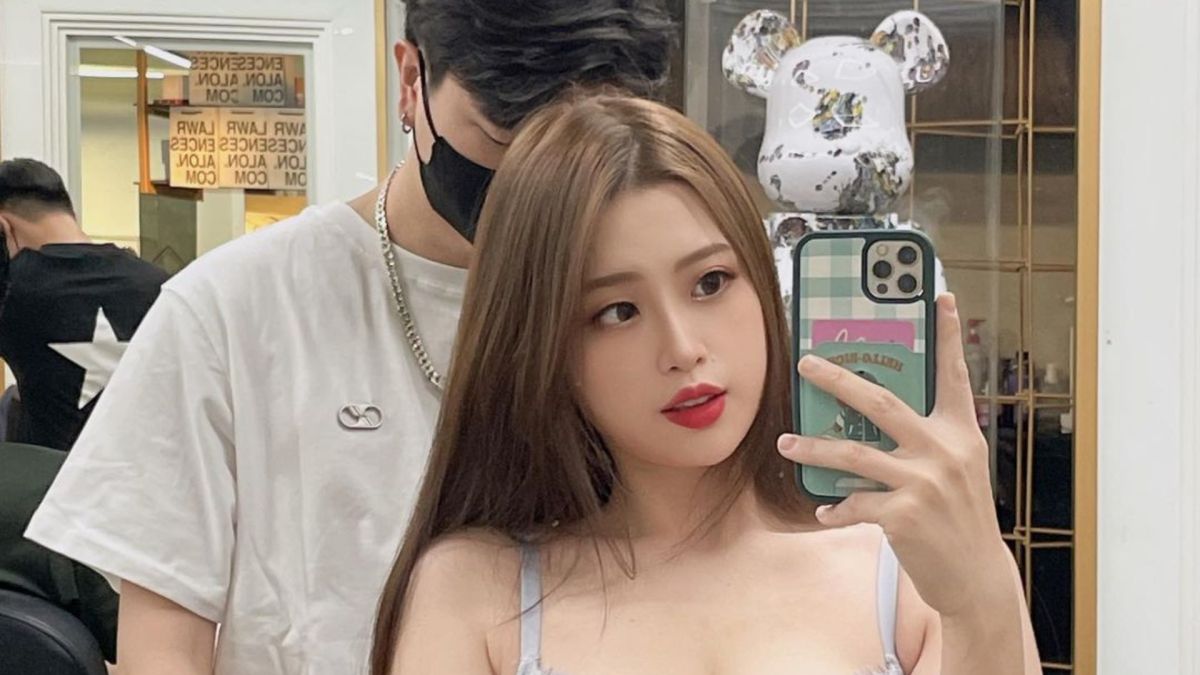 ▲網美Yumi.K上美髮院只穿一件Bra。（圖／Yumi.K IG）