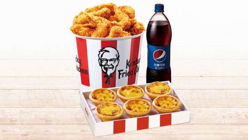 ▲肯德基今起一連四天限時開賣「開學同樂桶」，包含8塊咔啦脆雞、6顆蛋撻加上瓶裝可樂共469元，第二波則有多款商品買一送一。（圖／業者提供）