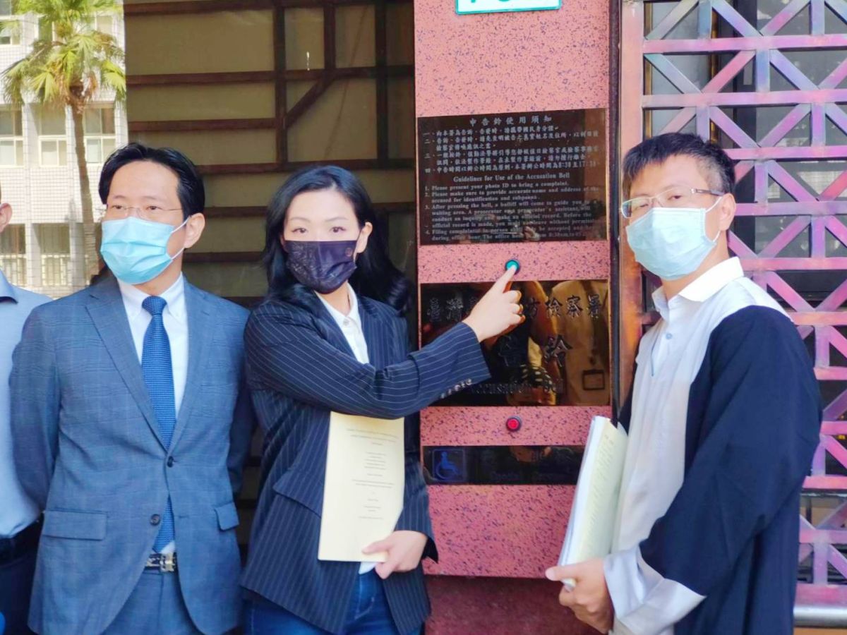 ▲民眾黨立委高虹安（中）在律師陪同下，親赴台北地檢署按鈴控告筆名「翁達瑞」的陳時奮妨害名譽。（圖／高虹安辦公室提供）