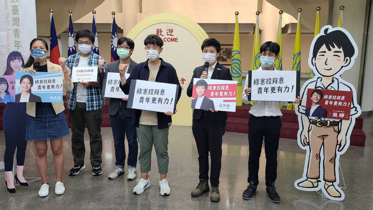 ▲台灣青年民主協會今（26）日與多名跨區議員、參選人召開記者會，發起「一人一看板，推動修憲同意票」的行動。（圖／記者李琦瑋攝，2022.08.26）