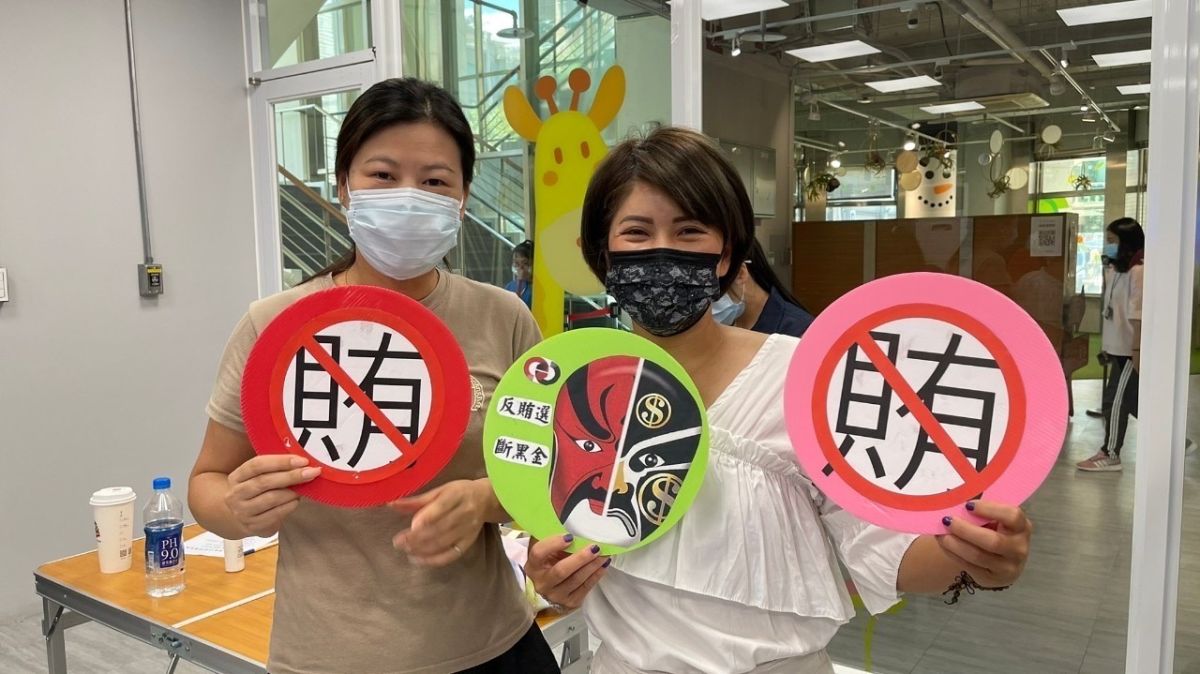 ▲移民署中區事務大隊新竹縣服務站特別於舉辦家庭教育課程時，向參與活動學員加強宣導反賄選。（圖／移民署提供）