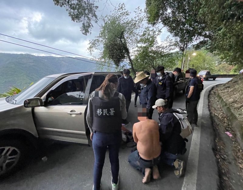 ▲山老鼠集團在仁愛山區遭攔停逮捕。（圖／移民署提供）