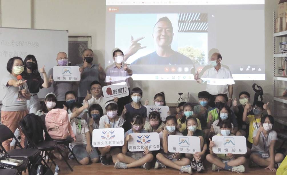 ▲海博教育文化協會榮譽理事長林聰海、總幹事戴政立、執行秘書林世其、晨悅診所總經理江祥緯與「邏輯思考工作坊」學員合影。(圖／影響力教育基金會)