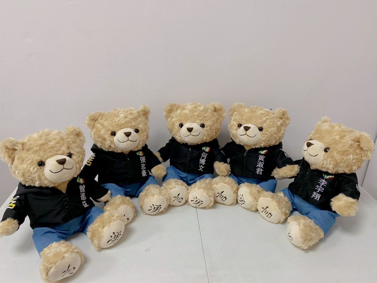 ▲「湧言熊寶貝」穿上湧言會制服，並繡有每位湧言選將姓名，儼然參選人分身。（圖／讀者提供）
