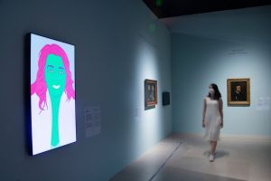 ▲知名建築師札哈．哈蒂勾勒的線稿肖像，運用電腦軟體以千變萬化的色彩組合展現哈蒂樣貌，藉此向這位數理出身的「曲線女王」致敬（圖／奇美博物館提供）