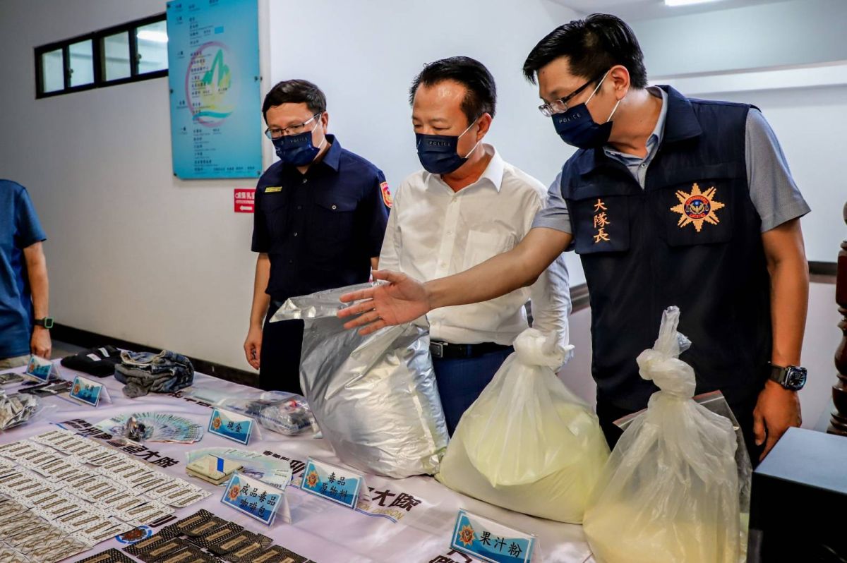 ▲辦案人員向嘉義縣長翁章梁(中)解說，所查扣成品及半成品的毒咖啡包（圖／嘉義縣警局提供）