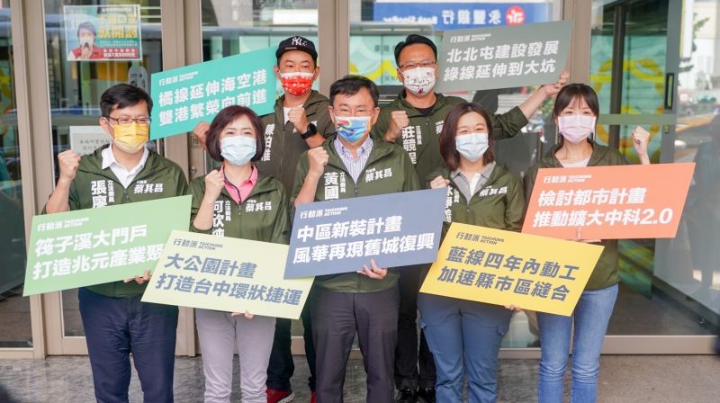 ▲台中市泛綠營7位前後任立委，齊聚選委會為民進黨市長參選人蔡其昌領表。（圖／蔡其昌辦公室提供，2022.08.26）