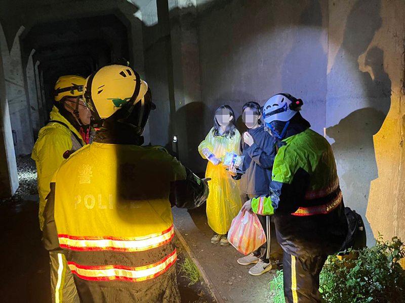大雨登山客受困眠月線崩壁前  阿里山警消急救援
