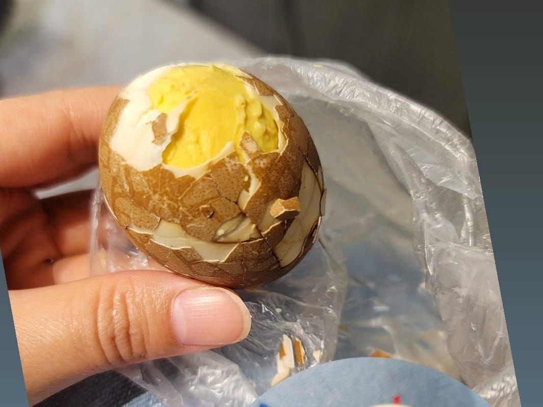 ▲茶葉蛋的便利性更受到上班族、學生的喜愛，不過「剝蛋殼」可能也是許多人的惡夢，近日就有網友分享慘痛經歷。（圖／翻攝自爆廢公社）