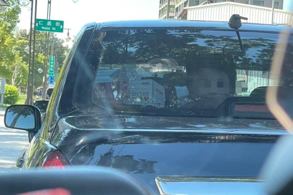 ▲小朋友獨留車內的一幕，讓原PO相當傻眼。（圖／取自《爆怨公社》）