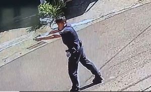 ▲台南市宅港派出所,今天(26日)下午3時許,突然有一名男子闖入所內,企圖追砍值班警員。(圖/翻攝畫面) ▲台南市宅港派出所,今天(26日)下午3時許,突然有一名男子闖入所內,企圖追砍值班警員。(圖/翻攝畫面)