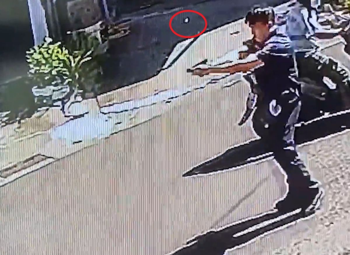 ▲警員見嚇阻無效，只得朝吳男手、腳開槍（紅圈處為擊發後彈殼），事件中警方共開了13槍。（圖／翻攝畫面）