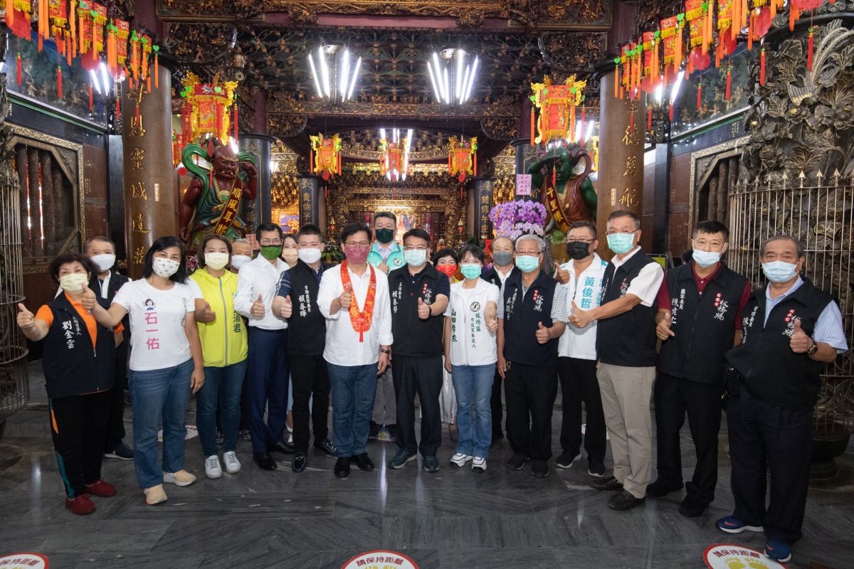 ▲林佳龍前往中和碧河宮參拜，針對捷運施工損鄰接受市民陳情，表示新北市長應急民所急苦民所苦，願意以自己過往經驗分享治理。（圖∕林佳龍競選辦公室提供）