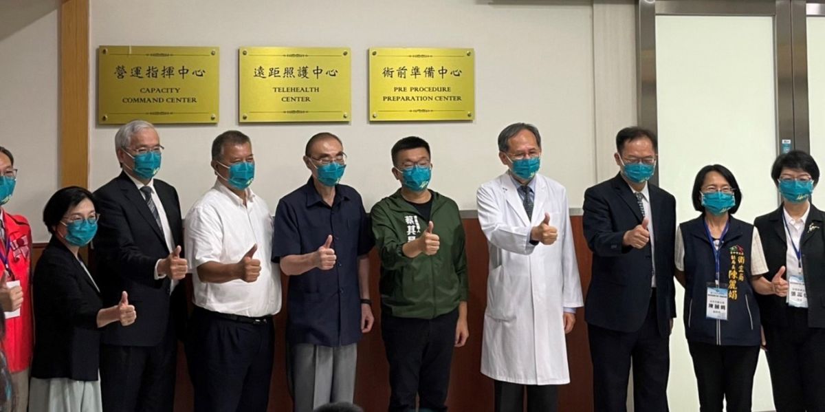 ▲全國最大─台中榮總遠距照護中心今揭牌，退輔會主委馮世寬稱讚做得非當好，中榮院長陳適安說，以後榮家偏鄉可免舟車勞頓。（圖／中榮提供）