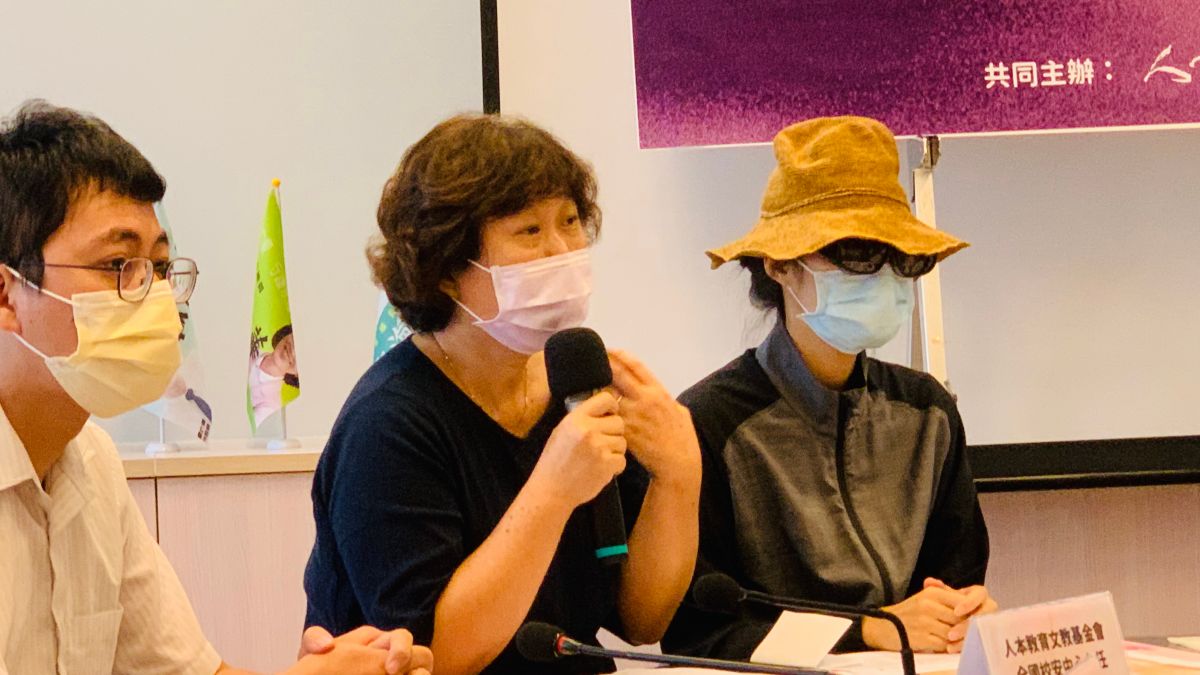 ▲人本基金會中部主任曾芳苑（中）陪A小姐揭發狼師真面目。（圖／記者顏幸如攝，2022.08.26）