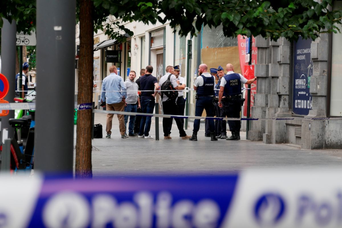 ▲1名小貨車駕駛26日在比利時首都布魯塞爾的觀光購物區高速撞擊1個露天咖啡座，造成6人受到輕傷後逃離現場。（圖／美聯社／達志影像）