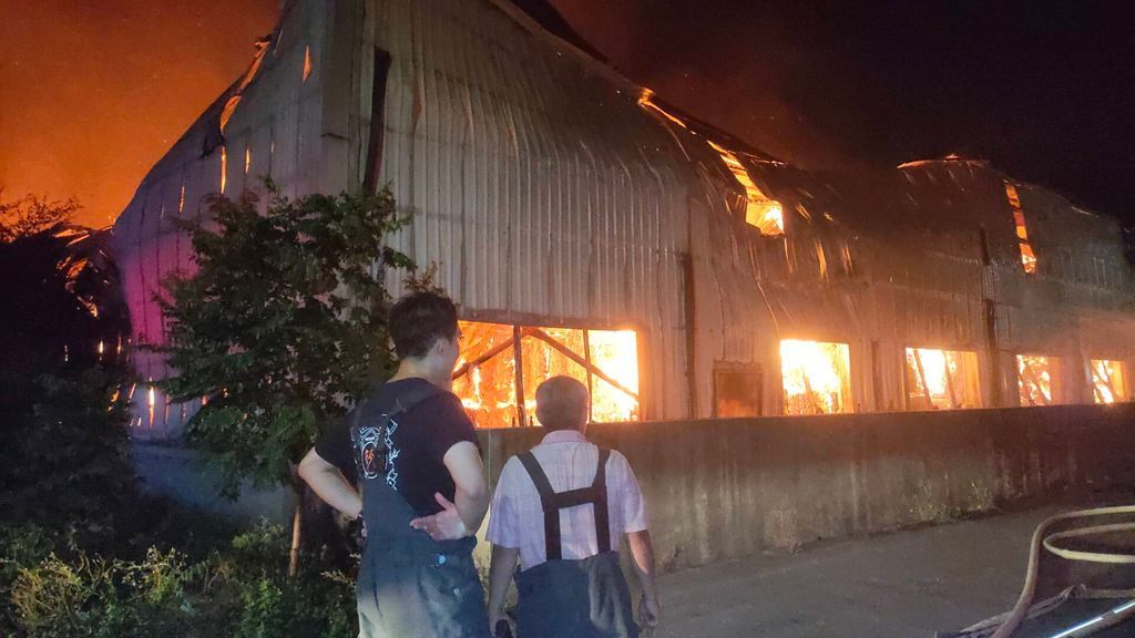 ▲今（27）日凌晨12點30左右，苗栗縣後龍鎮一家紙業工廠驚傳大火，所幸無人傷亡，初估損失約1億多元。（圖／翻攝畫面）