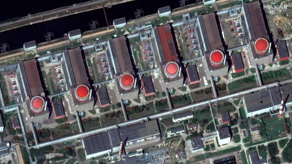 ▲烏克蘭總統澤倫斯基說，札波羅熱核電廠遭砲擊，導致歐洲最大核電廠史上首度斷電，6座反應爐中的其中兩座現已重新連上電網，但核電廠情況還是「十分危險」。圖為該核電廠空拍圖。（圖／美聯社／達志影像）