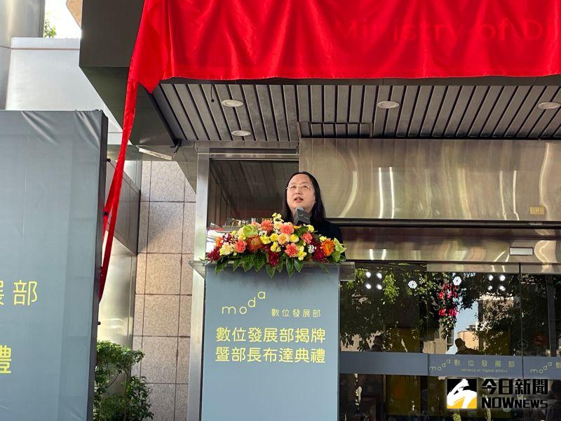 ▲唐鳳強調,數位發展部的核心理念是「全民數位韌性」,要運用數位工具,透過社發、產發、突發等「3發」,從社會共融、產業轉型、應變韌性這3個層面來建構全民數位韌性的基礎。(圖/記者黃仁杰攝影,2022.08.27)