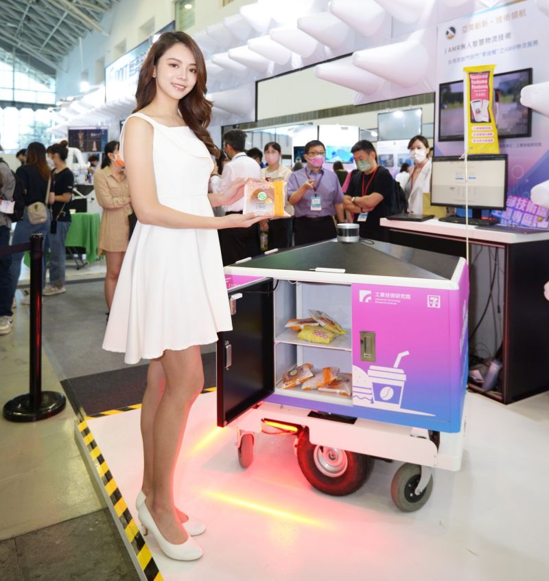 ▲無人送餐物流車可自動呼叫並搭乘電梯,在商辦大樓門市可將超商鮮食、現煮咖啡直送到辦公室門口。(圖/7-ELEVEN提供)
