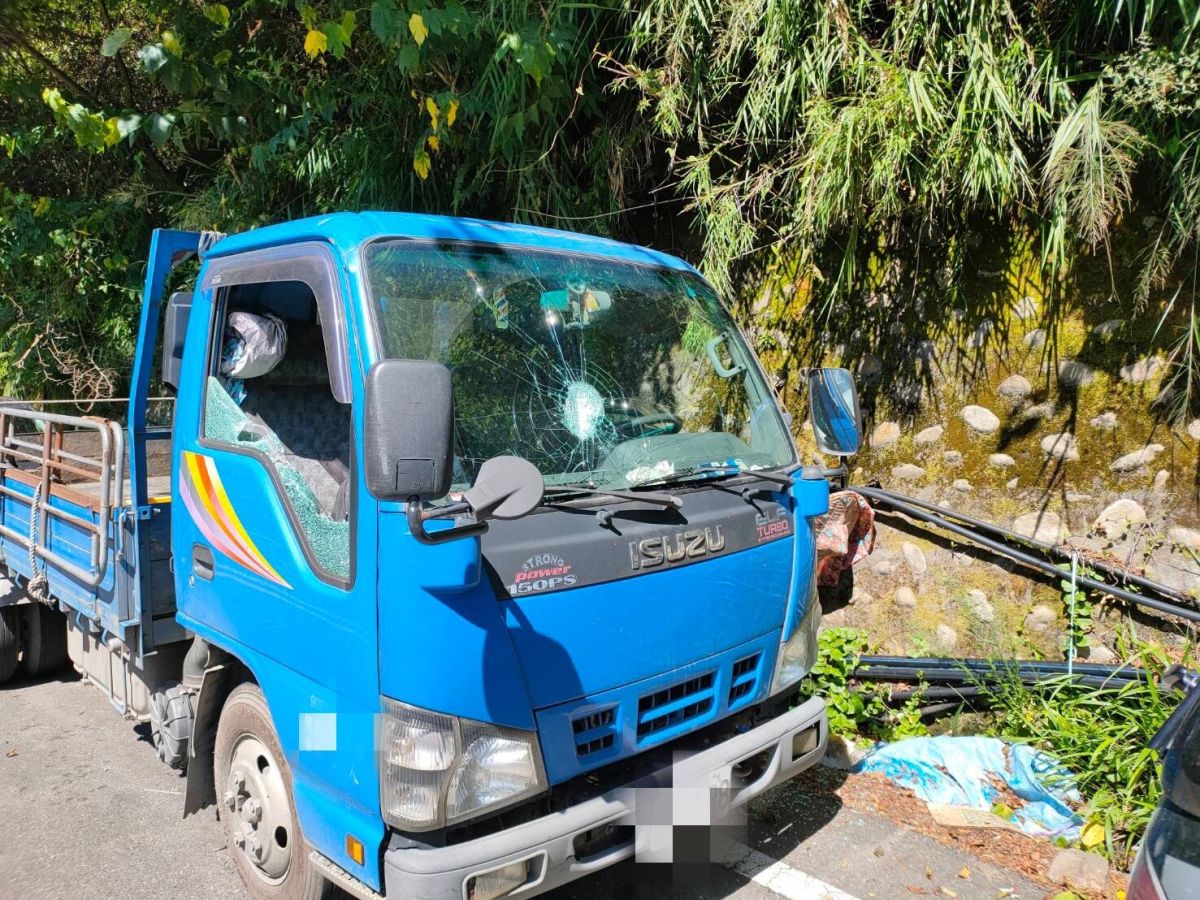 ▲一輛貨車遭3名蒙面人持棍襲擊砸車（圖/記者鄧力軍翻攝）