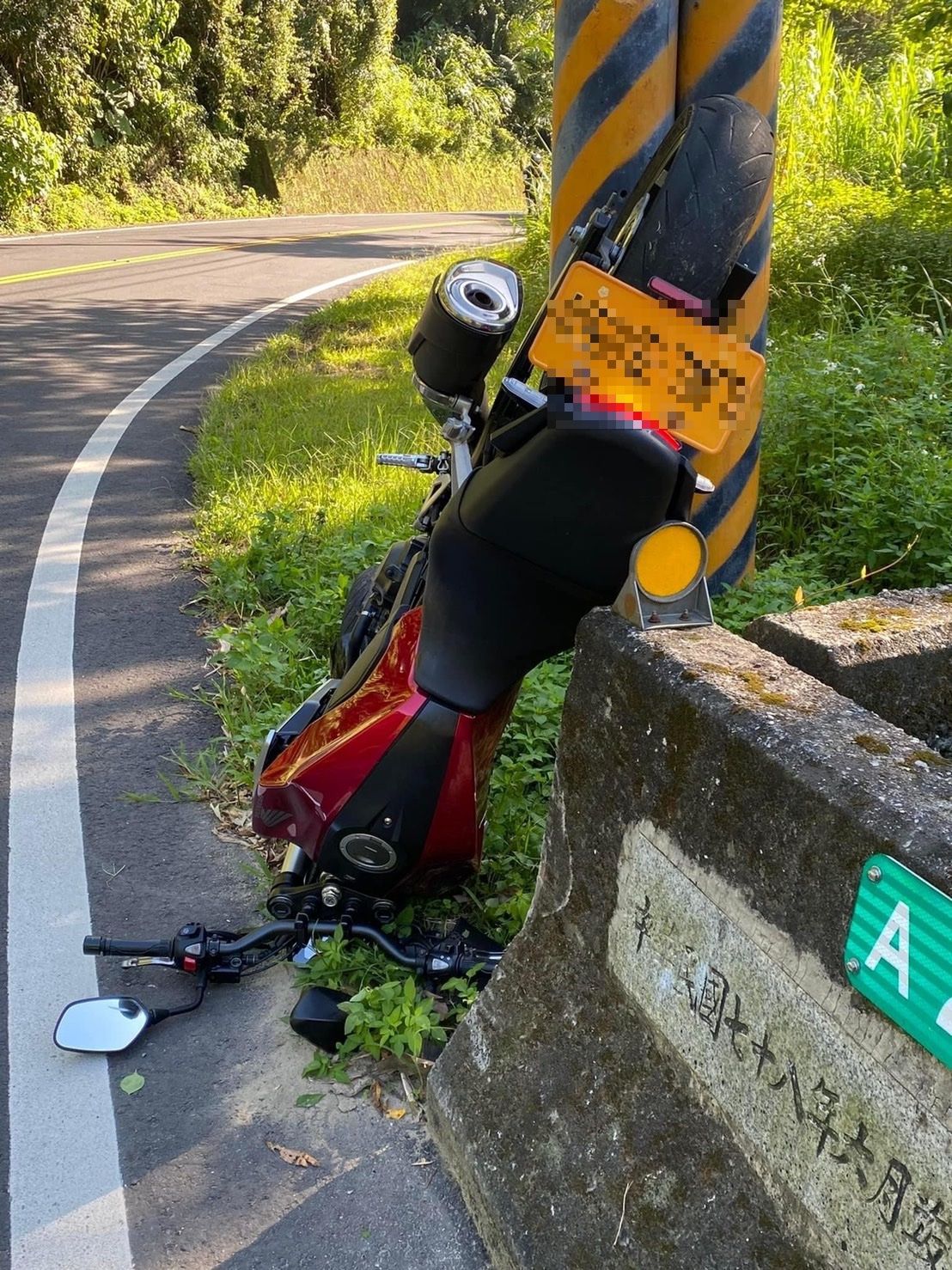 ▲嘉義縣台3線知名阿婆灣，今（27）早傳出重機摔落山谷意外，一名重機騎士墜10多層樓高溪谷，當場失去呼吸心跳。（圖／翻攝「大埔阿婆灣-路況回報」臉書）