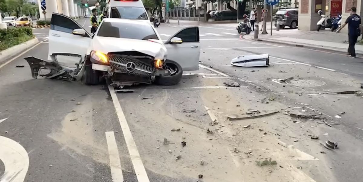 ▲昨（26）日上午，台中一名劉姓男子開白色賓士載女友，結果自撞分隔島之後，又噴撞另一台轎車。（圖/重機車友各區路況、天氣回報中心）