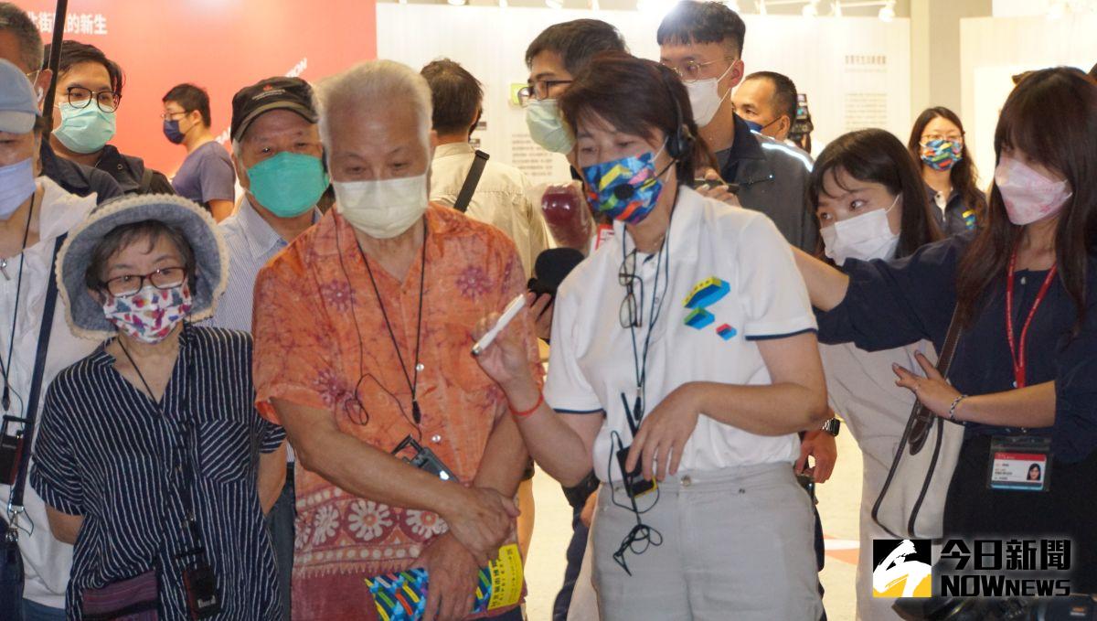 台北市副市長黃珊珊（右二）陪同親民黨副主席張昭雄（左二）出席城市博覽會，並擔任導覽員解說。（圖／記者呂炯昌攝，2022.08.27）