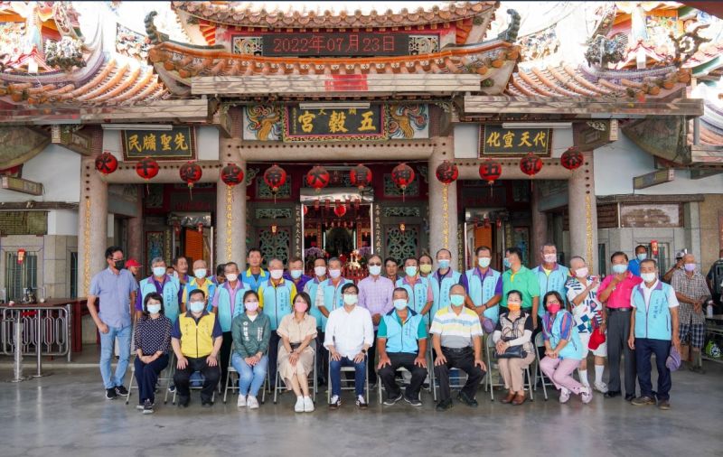 ▲陳其邁上月到美濃輔天五穀宮參拜時，也有包括客家大老前議員羅兆洪、美濃農會鍾清輝總幹事、及在地19位里長全部出席陪同一起參香祈福。（圖／高雄市政府提供）