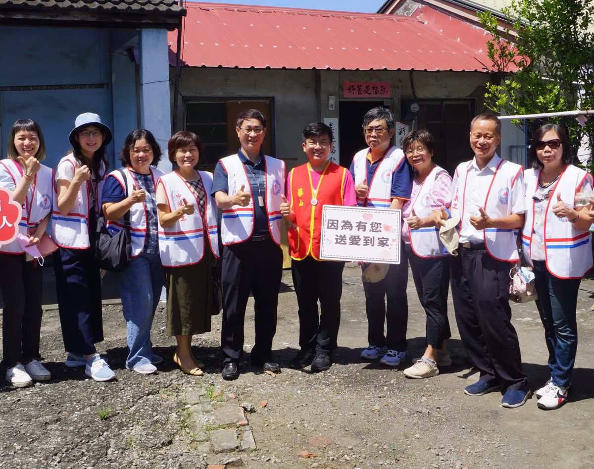 ▲台灣中油公司石化事業部婦女會宅配愛心，關懷無依長輩。(圖／記者黃守作攝，2022.08.27)