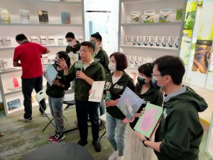 蔡其昌總部開箱成打卡點 發言人眼睛要比他大 ▲蔡其昌競選總部設置親子共讀區,讓家長、朋友可以把孩子也一起帶來,共同閱讀書本及繪本(圖/柳榮俊攝2022.8.27)