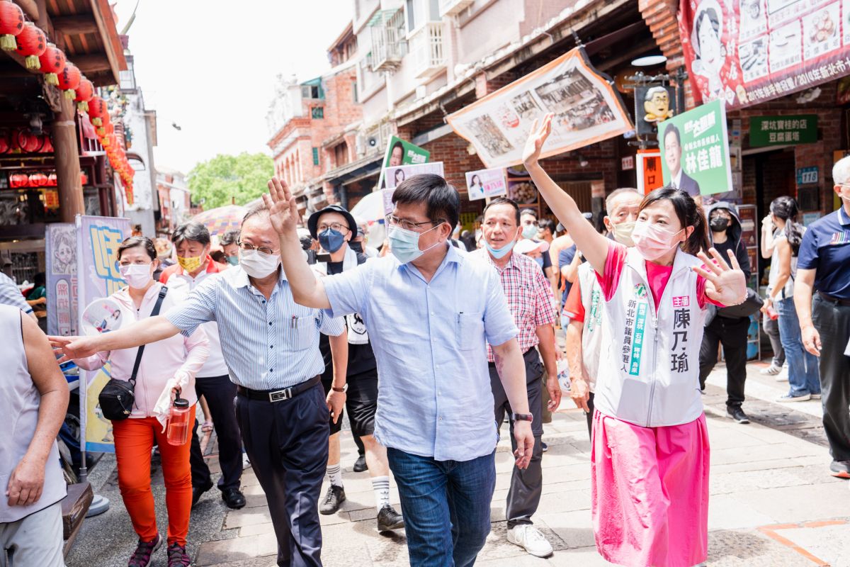 ▲林佳龍到深坑老街徒步拜票，對於有藍營高掛與盧秀燕、侯友宜並標註「馴龍高手」的看板，表示用貶抑的意思不太好，而且「龍」也不是可以馴的。（圖∕林佳龍競選辦公室提供）