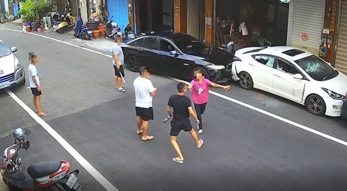 ▲該名阿嬤不顧自身安全勸架，引發網友熱議。（圖／翻攝臉書爆廢公社）