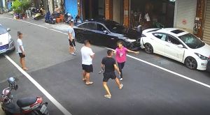 球棒隊再起！毒男「肇逃」慘遭攔車砸窗　勇嬤勸架引熱議
